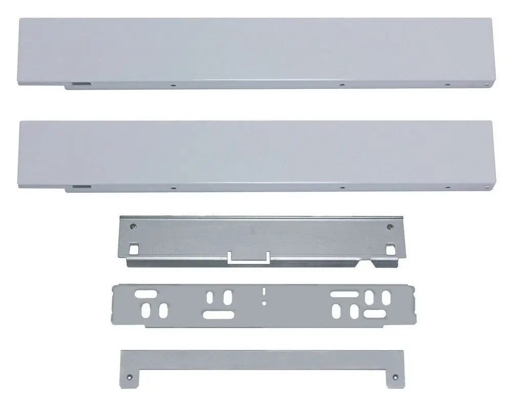 Zwei graue Metallplatten und drei weitere Metallteile, die als Distanzrahmen für Heizgeräte von Vaillant konzipiert sind, auf einem weißen Hintergrund angeordnet.